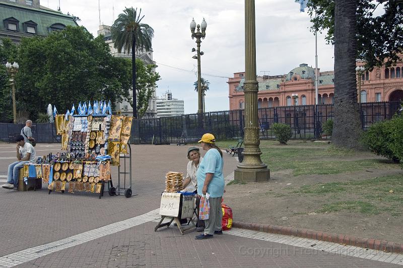 20071201_160456  D2X 4200x2800.jpg - Venders, Plaza de Mayo, Buenos Aires, Argentina